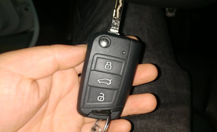 大众高尔夫嘉旅遥控钥匙灯不亮,换了电池灯依然不亮无法遥控