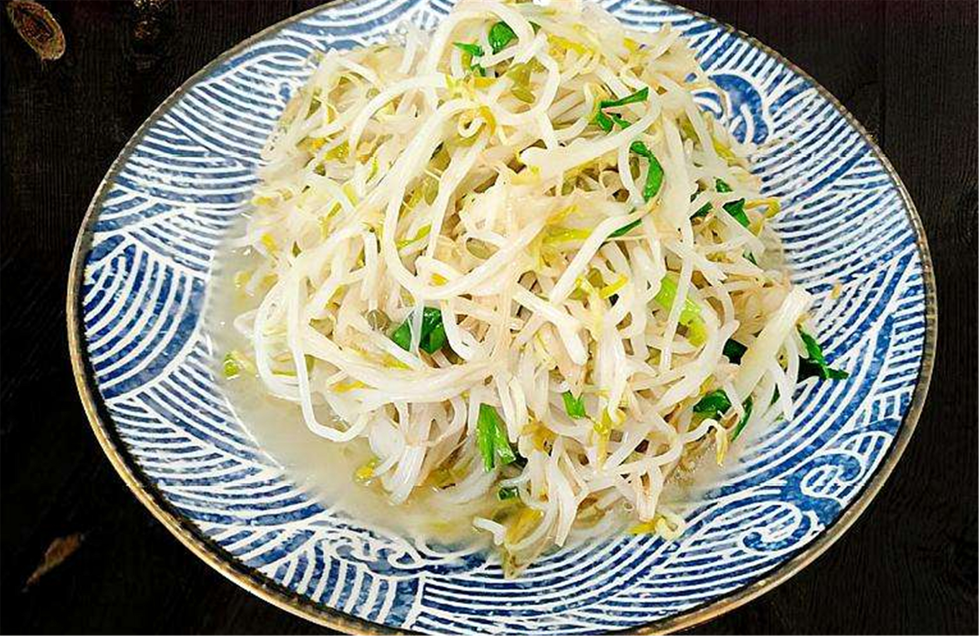 炒绿豆芽时,多加1道蔬菜,味道好营养佳,家人很爱吃!