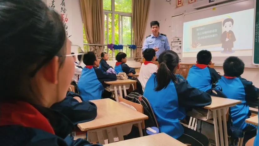 "大手牵小手",宝山民警与娃娃们"童"行