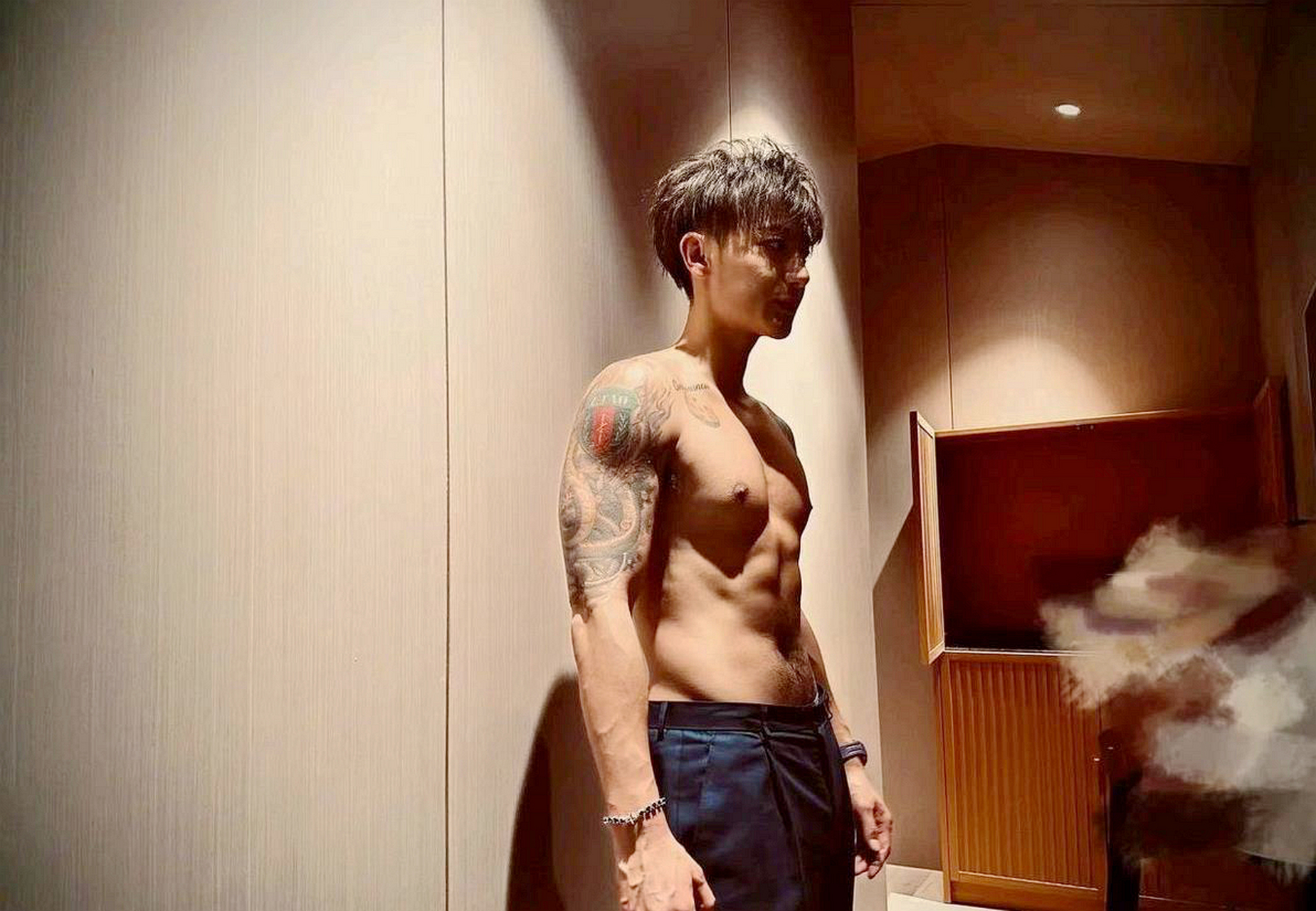 黄子韬健身房抽铁,腹肌都出来了!