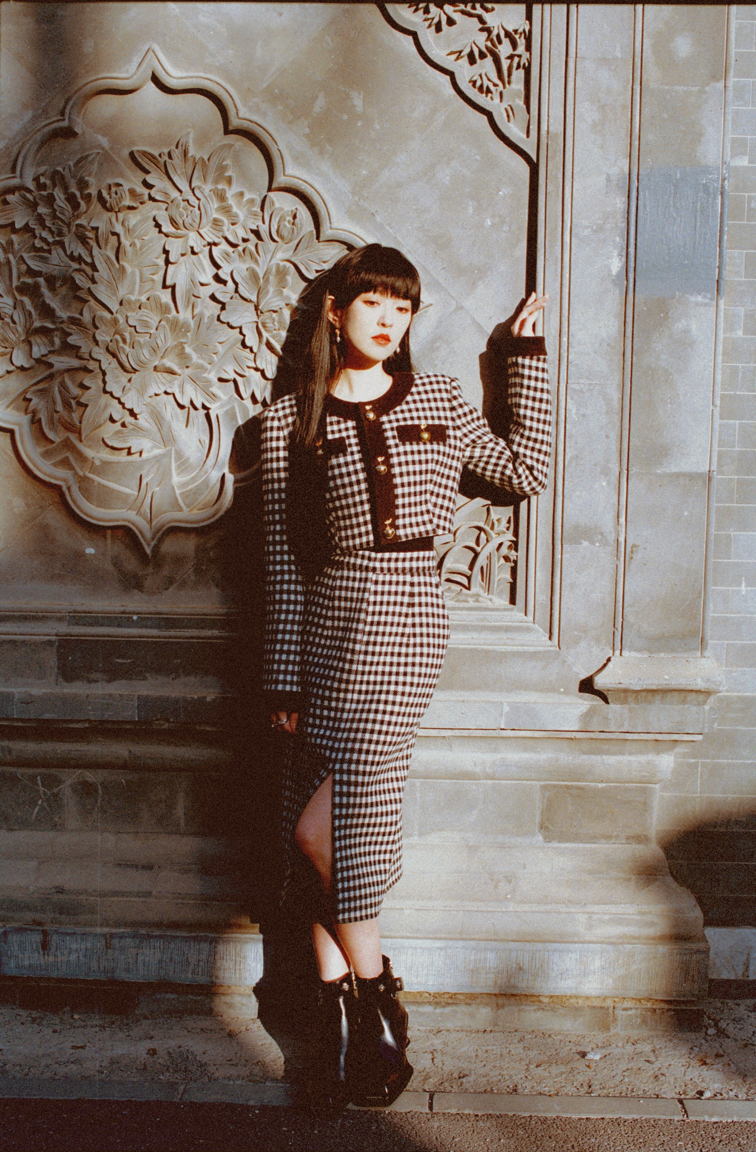 刘泳希冬至写真曝光 完美驾驭齐刘海造型 引领复古潮流