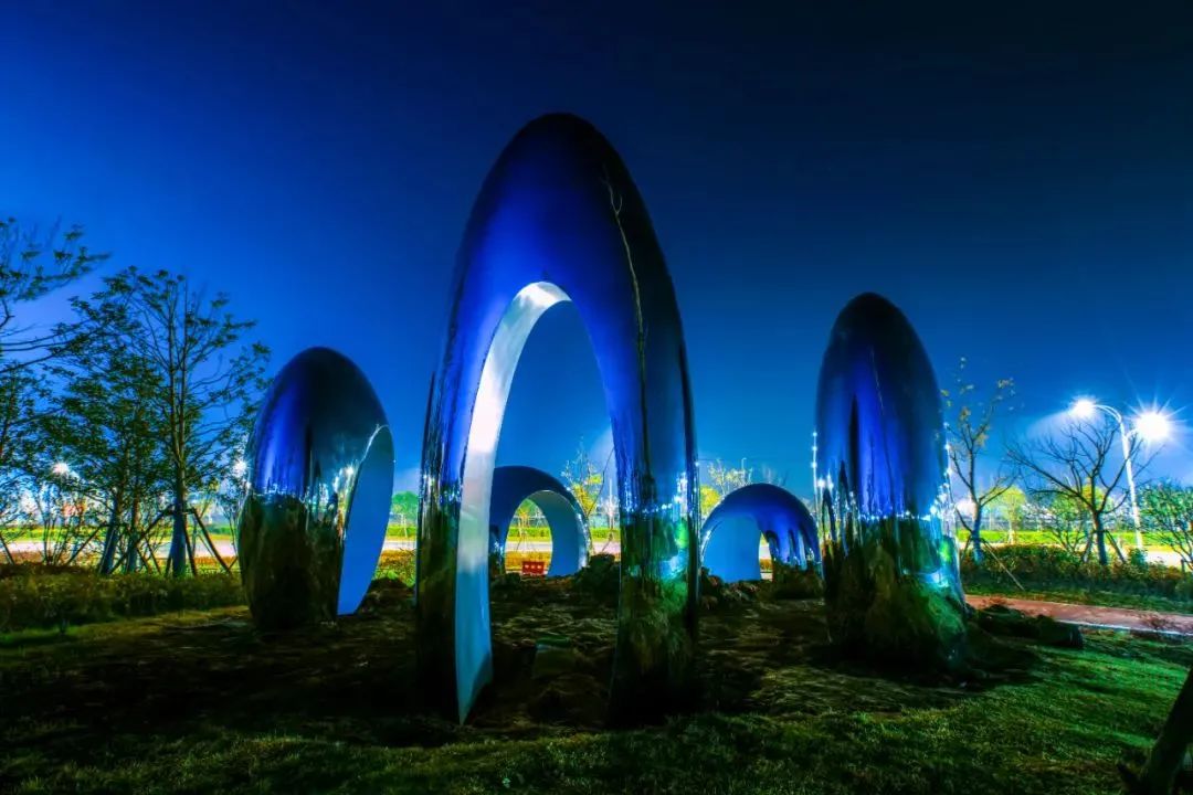 路边的展览七件重量级城市雕塑上新你会偶遇ta吗