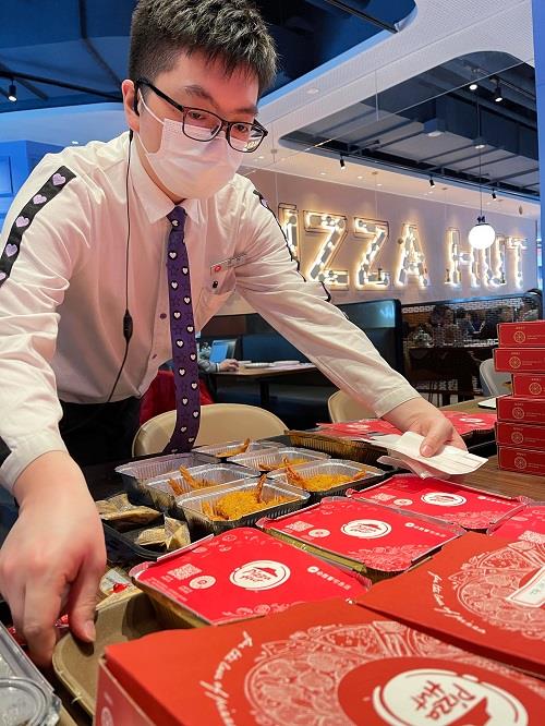 致敬抗疫一线城市守护者,必胜客送上暖心年夜饭