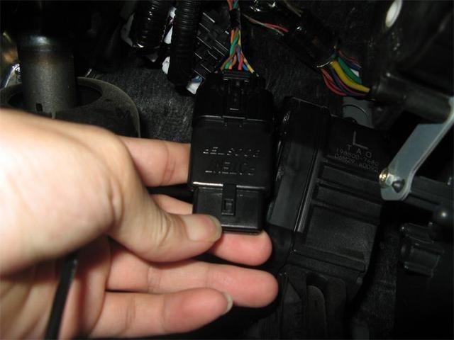 为了解决油门响应延迟的问题,汽车油门加速器应运而生.目前