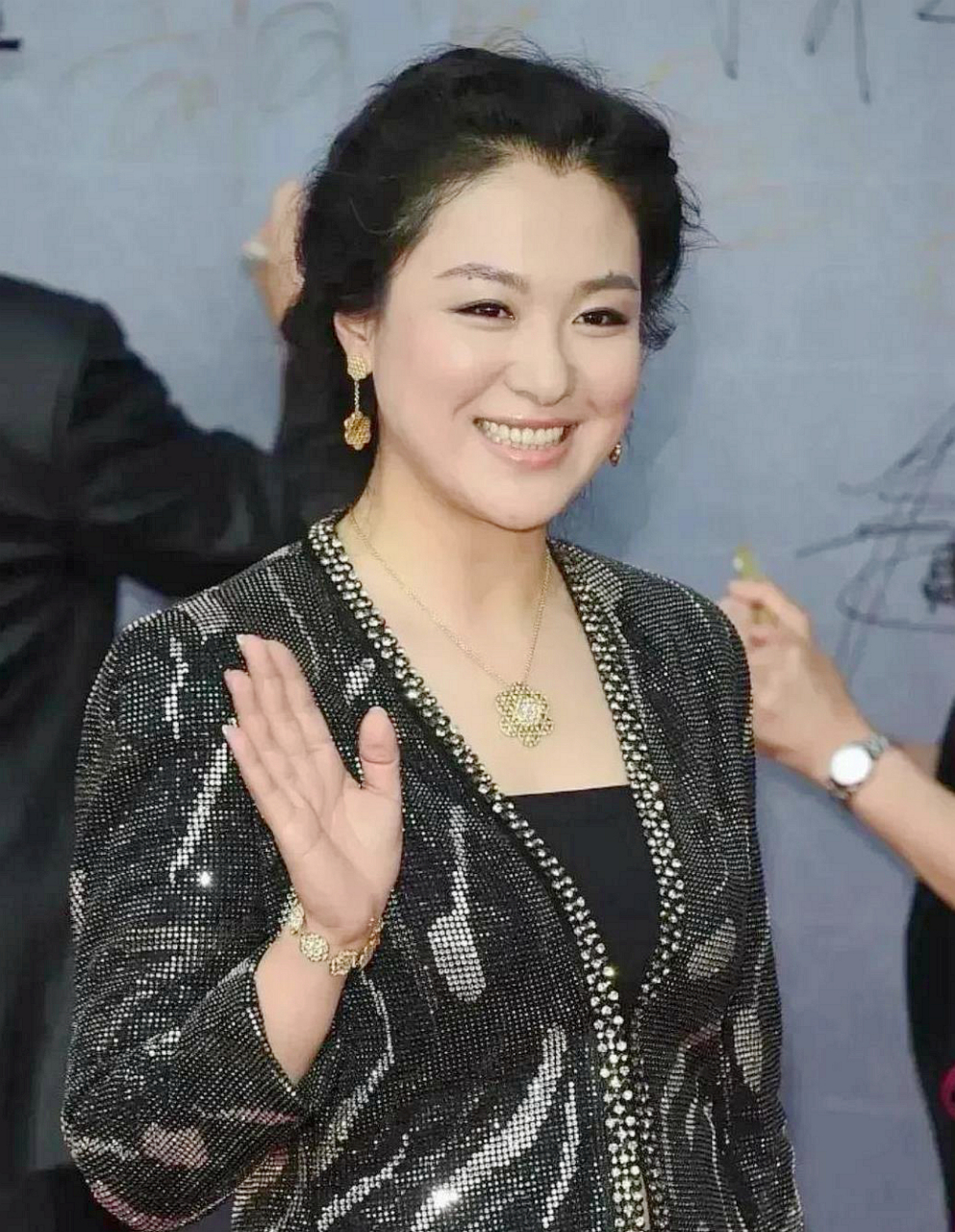 赛西施在电视剧《神医喜来乐》中的角色是沈傲君非常自信和成功的表演