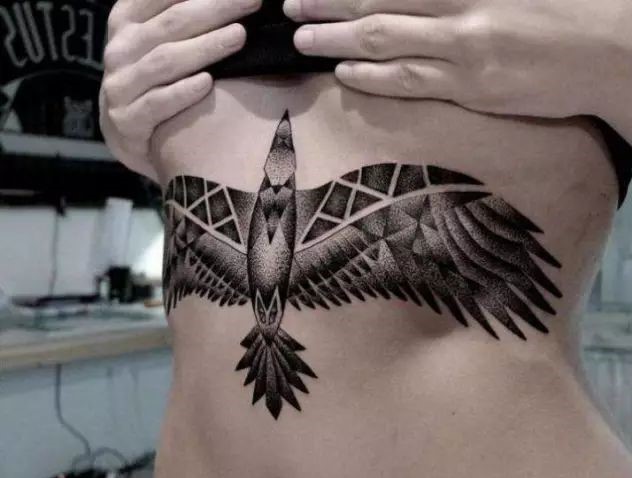 胸前老鹰纹身图案的含义是什么?