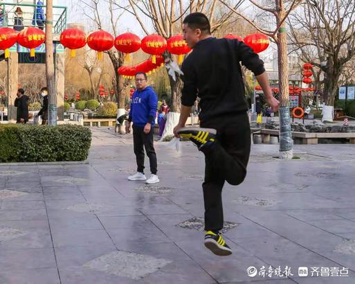 公园里踢毽子的人,运动健身过春节
