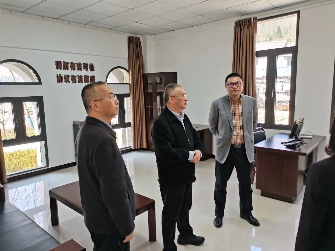 周传明主任调研指导人民法庭工作