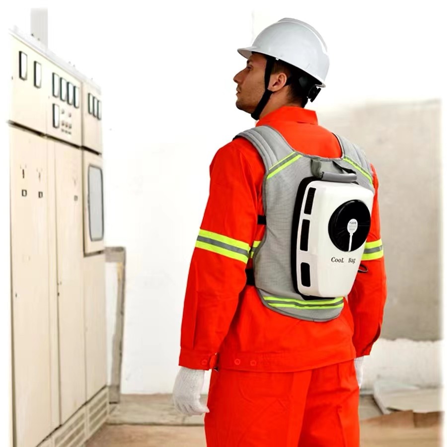 把风扇穿在身上,高温下空调服成工地新宠