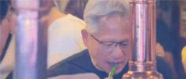 黄仁勋与韩国三名商界大佬聚会吃辣椒 学紫苏叶包肉 LG集团会长负责烤肉