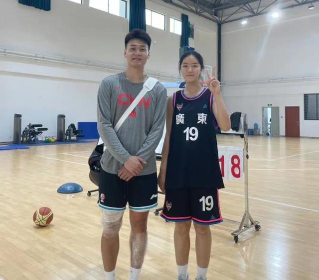 落下帷幕,赵睿公布恋情?美女深情拥抱,名记回应是女篮球员