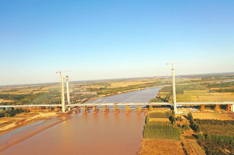 沾临高速公路黄河特大桥斜拉索安装张拉完成