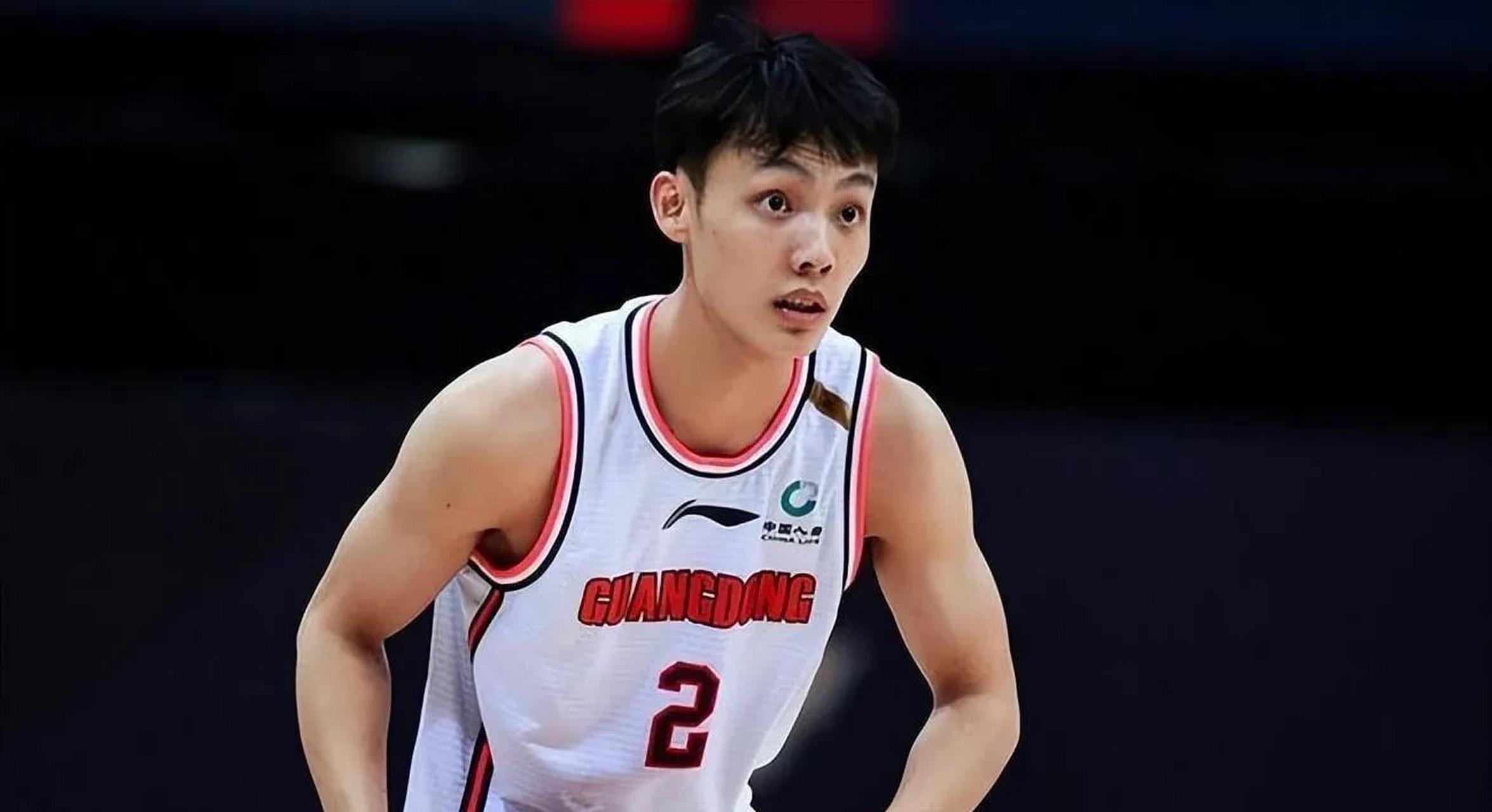 10月13日cba季前赛广东队和北控的比赛中,广东队徐杰持球进攻,直接