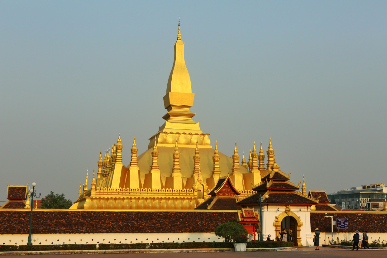 老挝首都万象悠闲又自在,凯旋门中国援助的广场一定要合个影