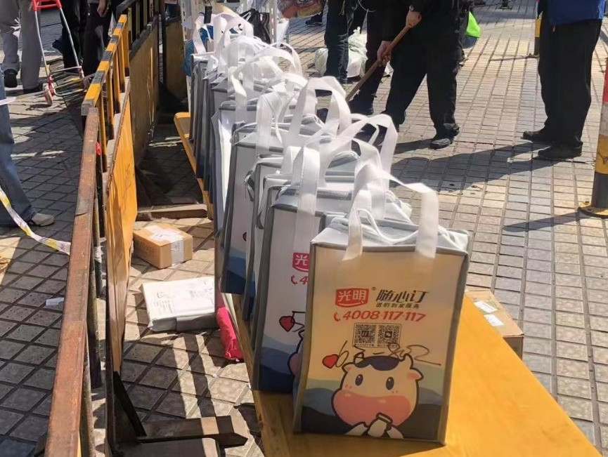 "牛奶使者"与时间赛跑,5万余份光明牛奶准时送达