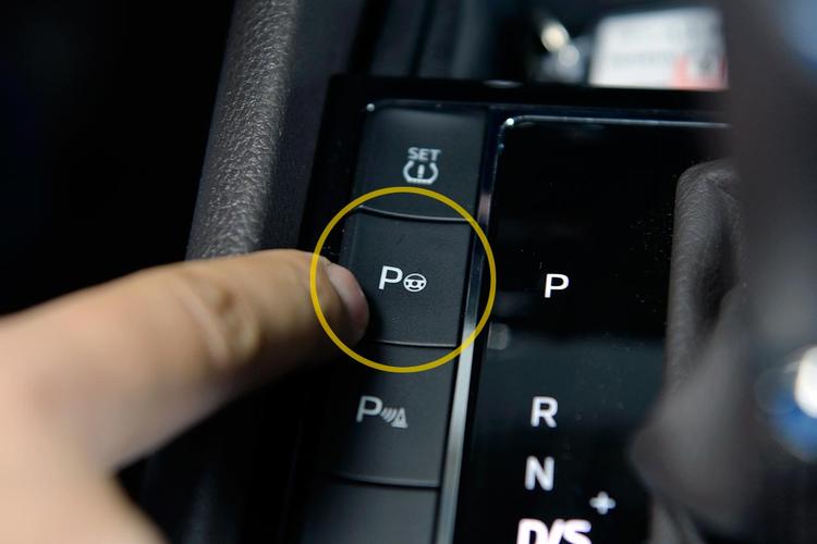 卡罗拉自动泊车怎么操作