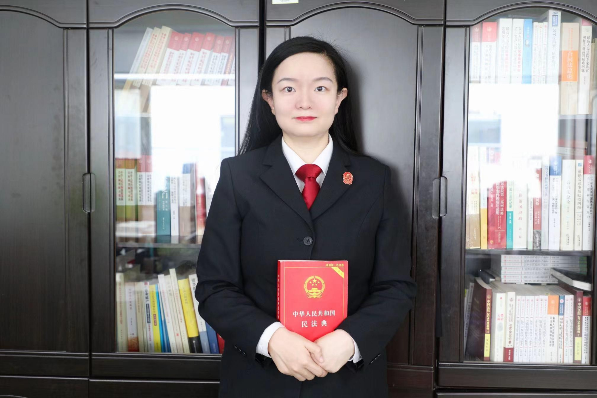 把法徽放在离心最近的地方——威海市中级人民法院民二庭 四级法官