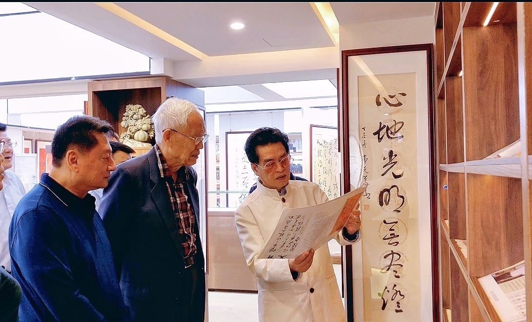自治区原人大副主任李振潜一行莅临韦克义书法馆参观