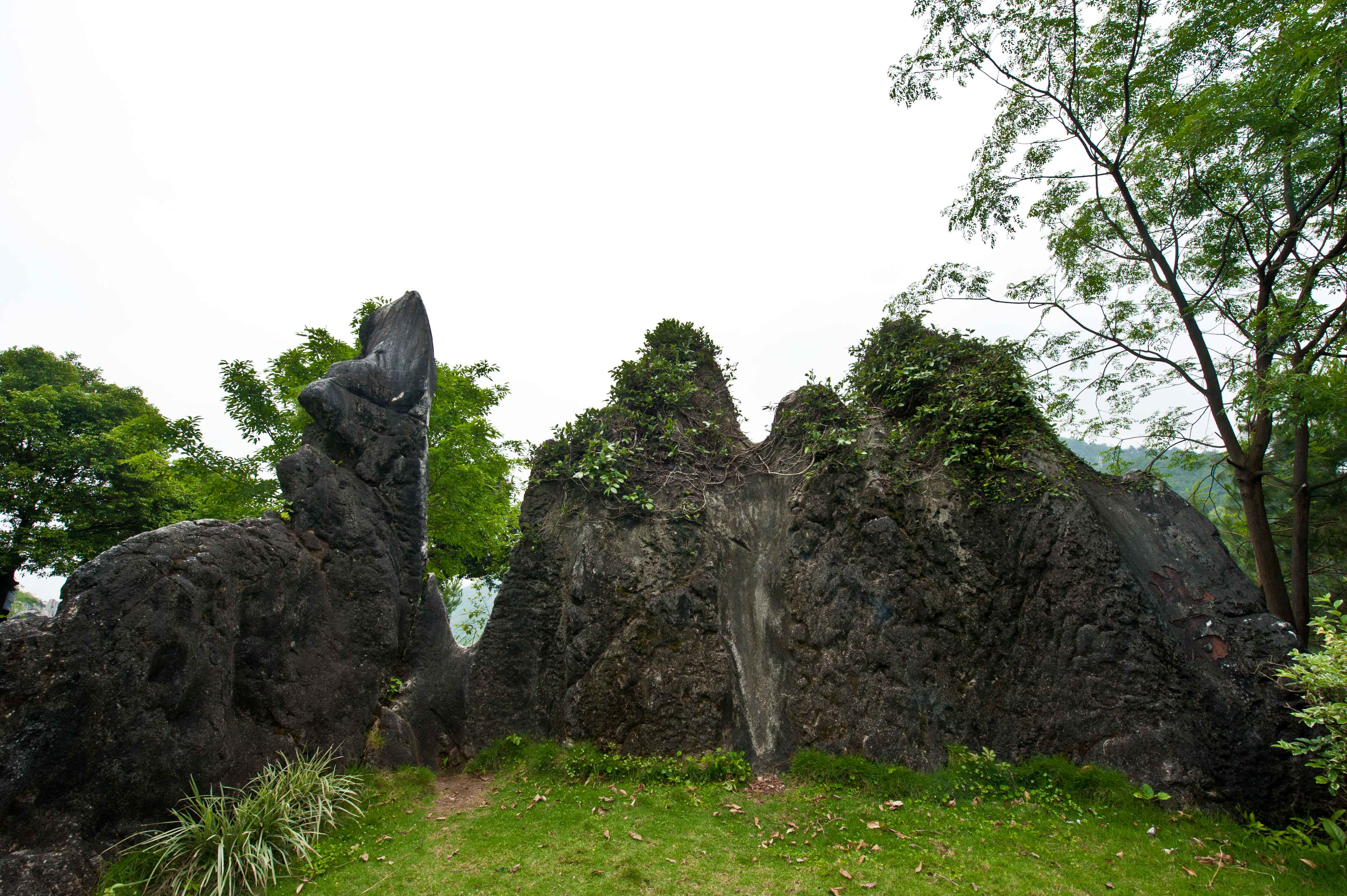 广西旅行去哪?这里被誉为自然的艺术殿堂,有鬼斧神工的山石风景