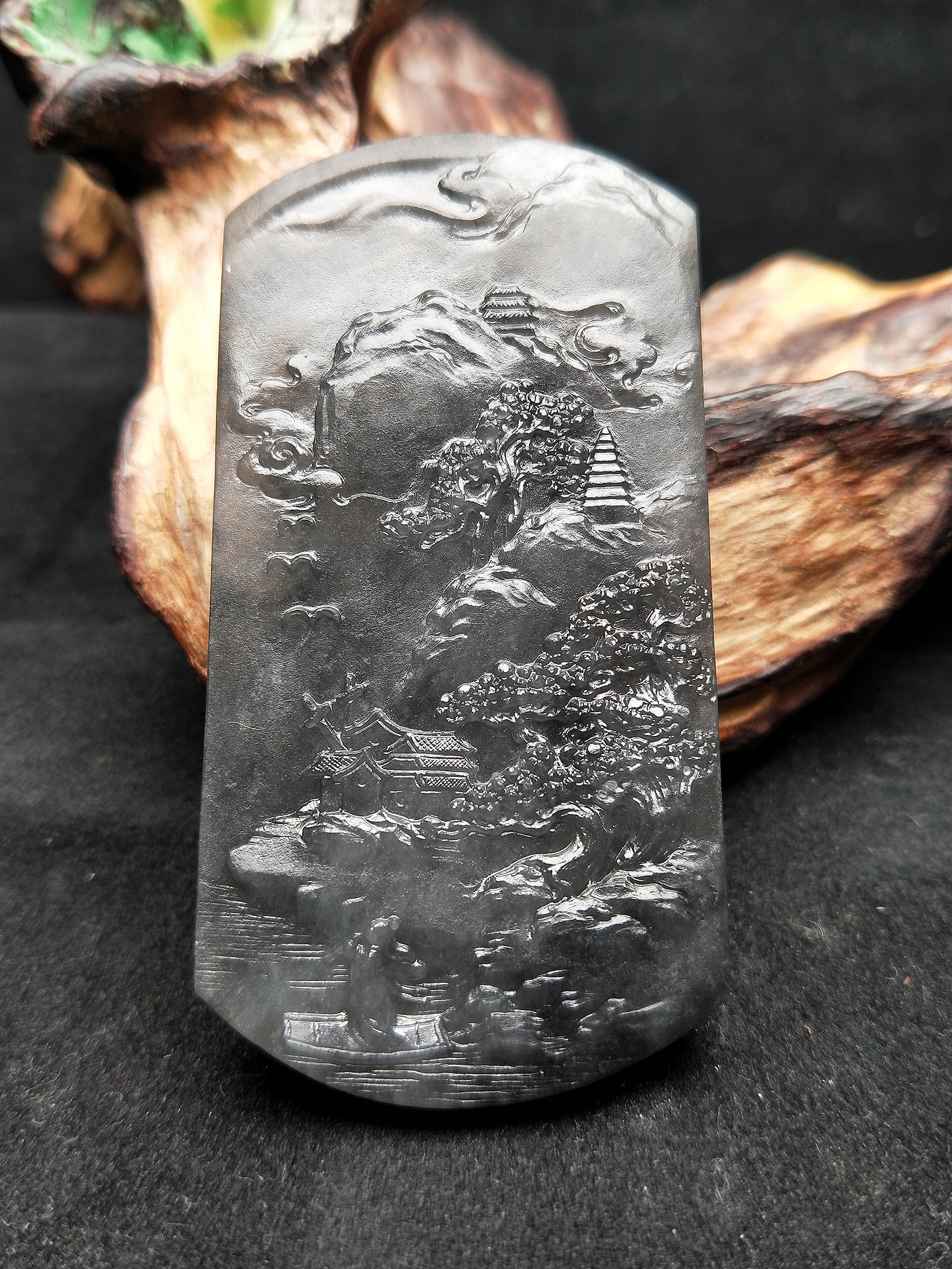 翡翠雕刻玛瑙底冰乌鸡山水牌