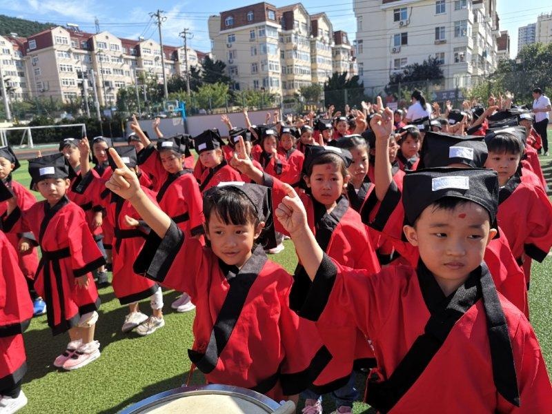 "复古"开学礼 满满国学风,拜孔子,点朱砂…青岛天山小学为一年级