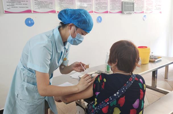 新田:镜头记录疫苗接种一线最美"医"瞬间