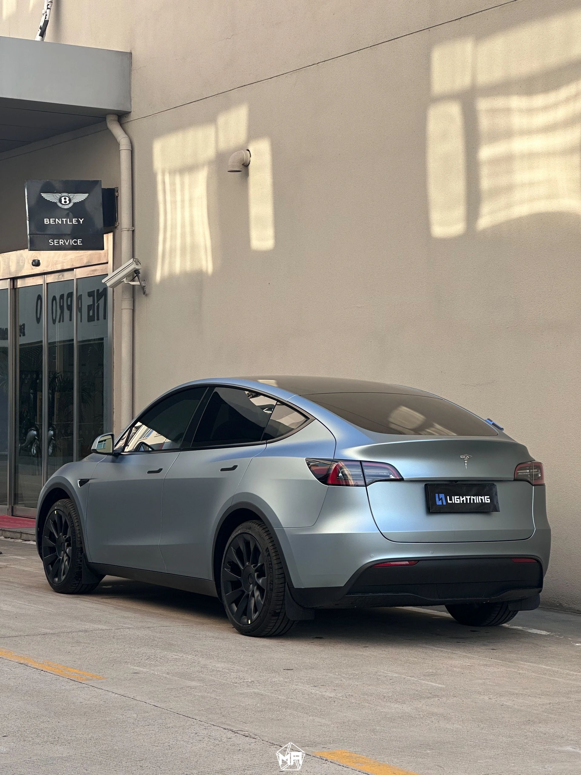 特斯拉model y矩阵改色膜超哑星尘蓝,恰似宁静夜空 幻化无尽遐想