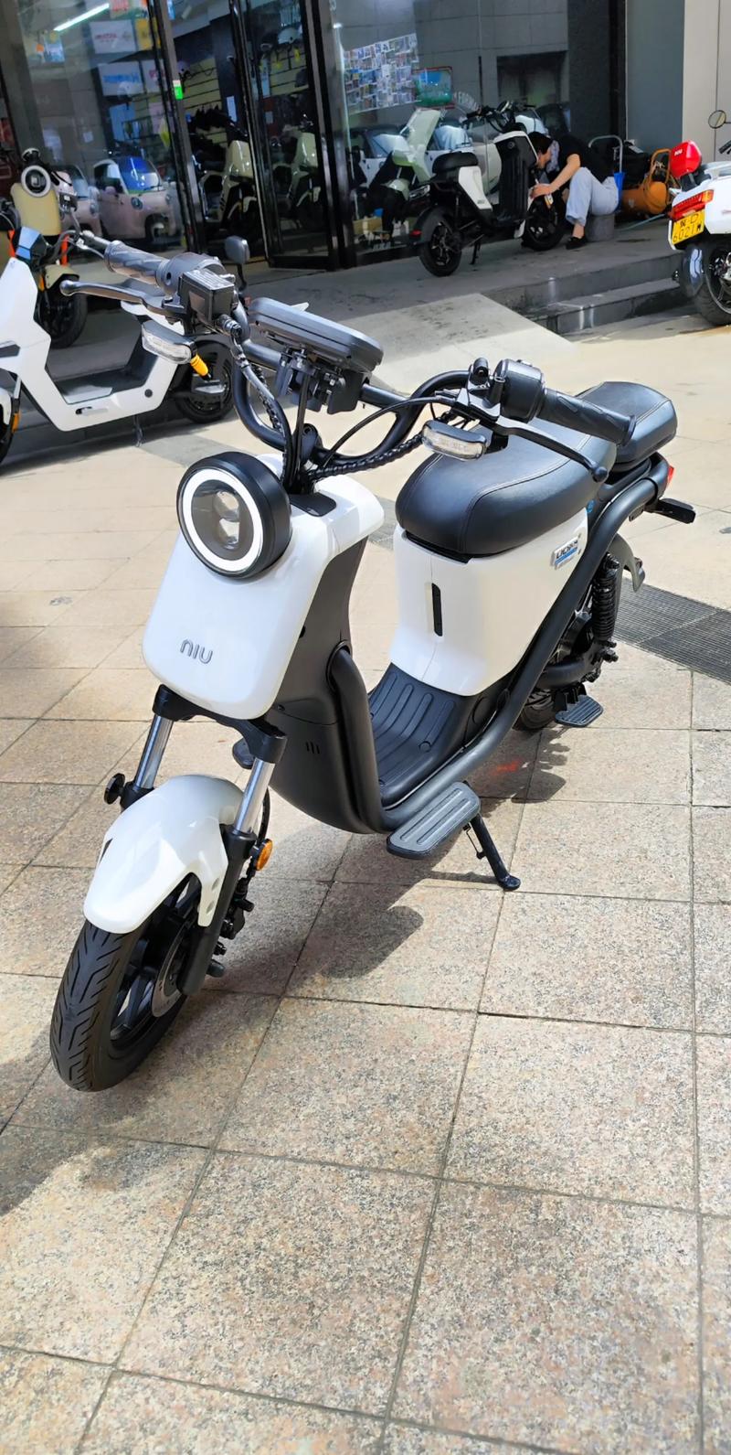 小牛电动车后座怎么打开