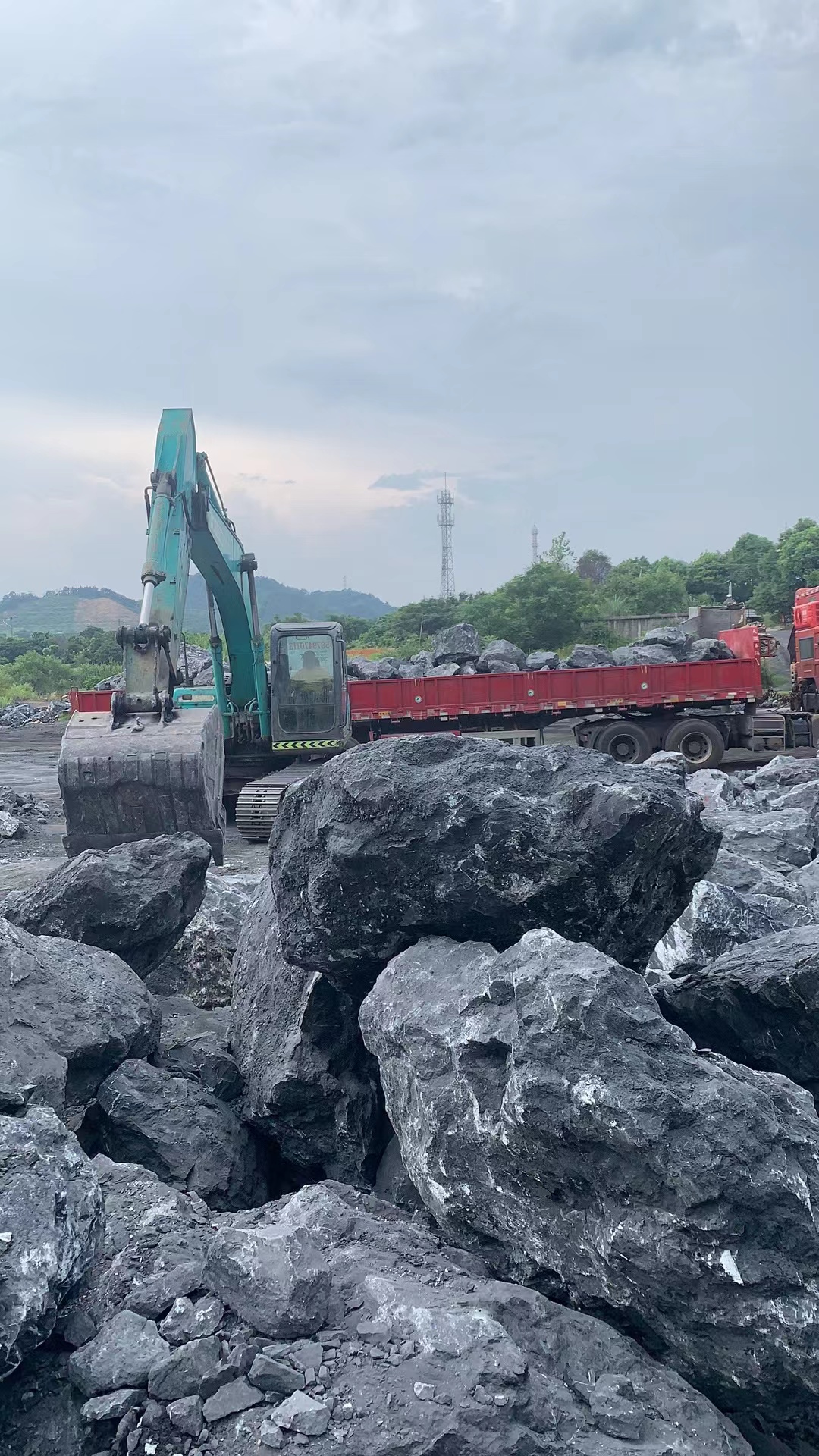 江西矿山直发的黑山石,矿山装黑山石多少钱一吨,江西黑山石图片