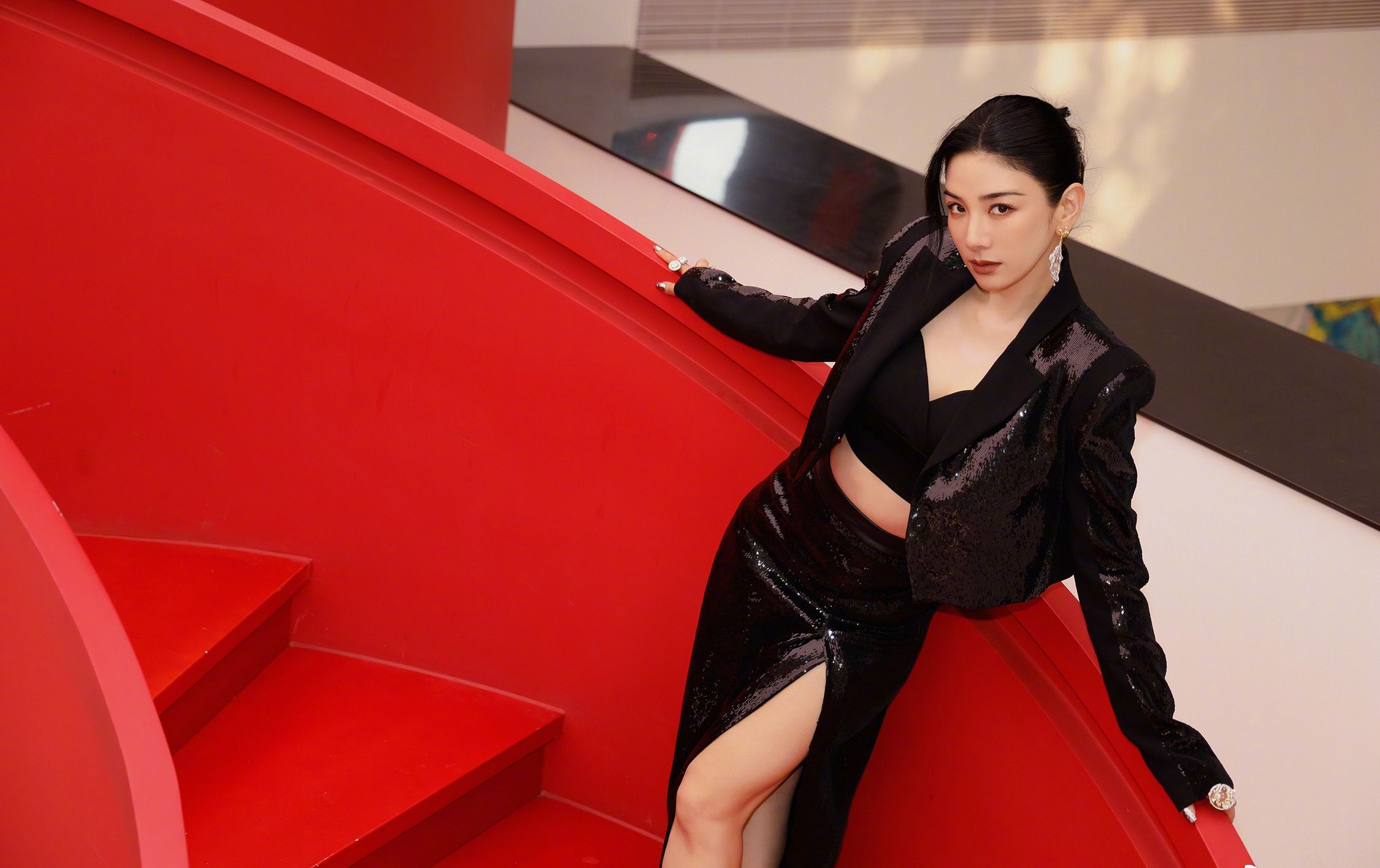 黄奕黑色开叉裙美腿写真