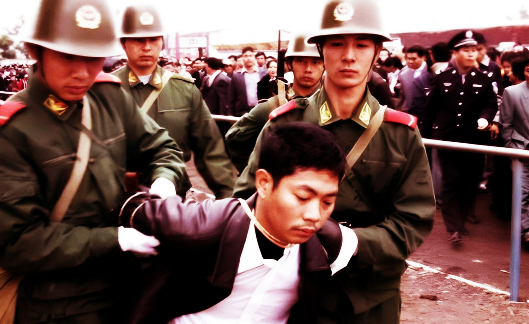 2003年,司法警察押解黄虎到刑场执行死刑.他很绝望,但他不值得同情.