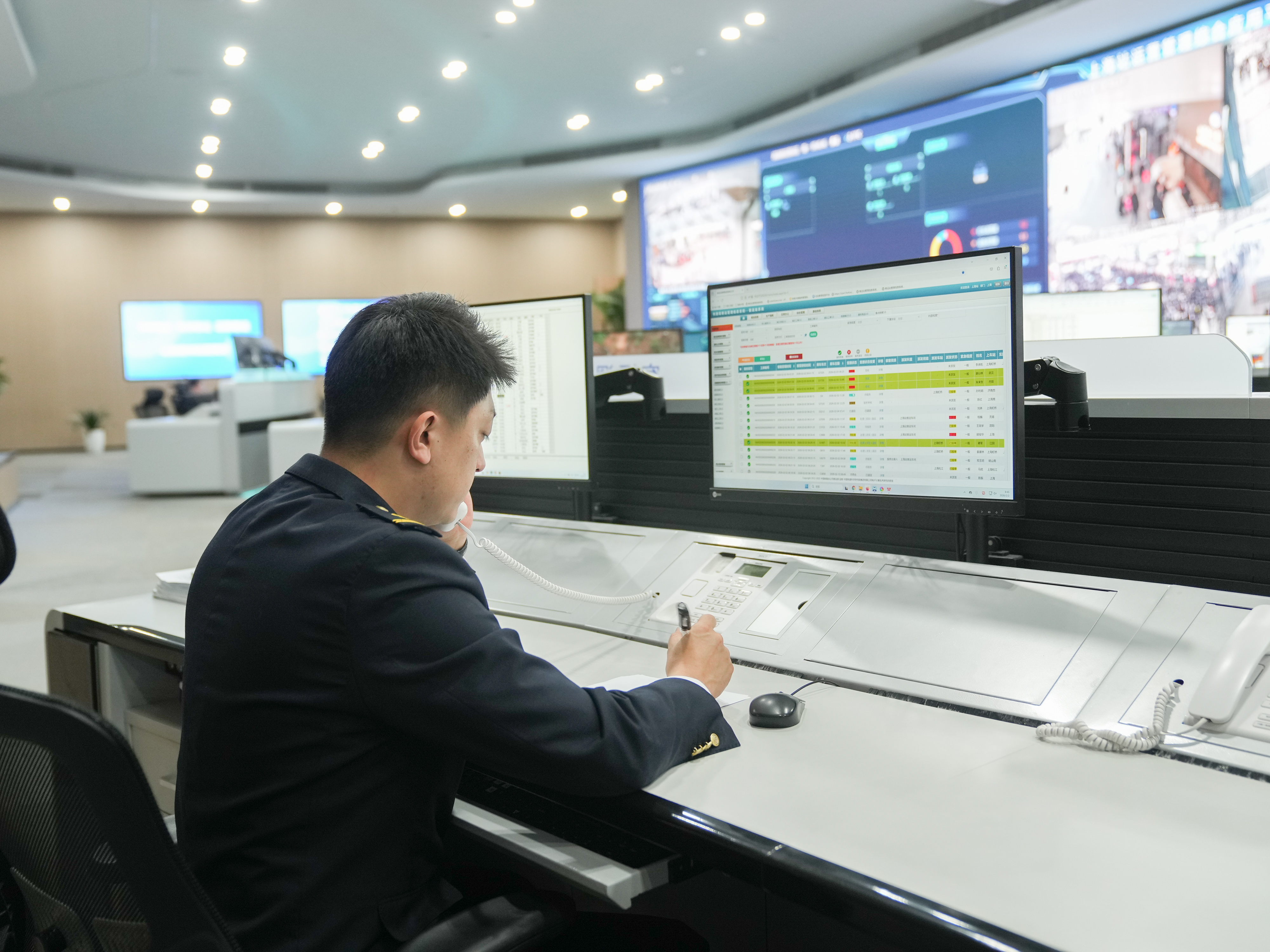 春运首日探访多地铁路调度中心