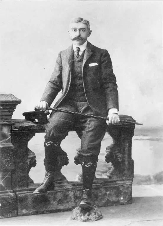 他出身贵族,首届冬奥会与他有关,因著作获得过奥运会金质奖章