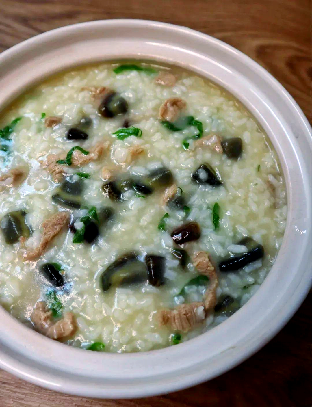 皮蛋瘦肉粥:香浓绵滑,养胃美味,让你回味无穷