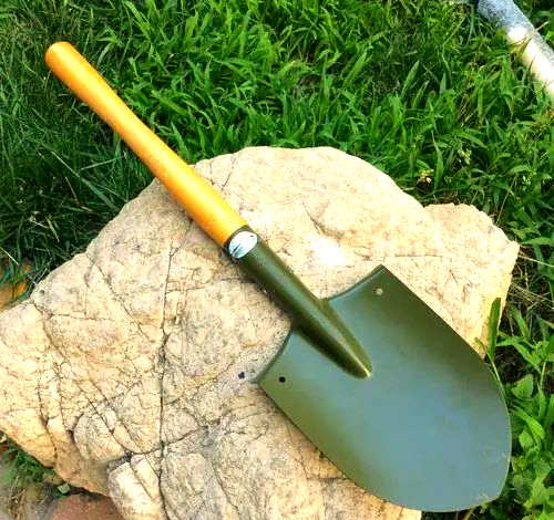 国产工兵铲的多功能实力:砍树,斩铁丝,轻松应对各种任务