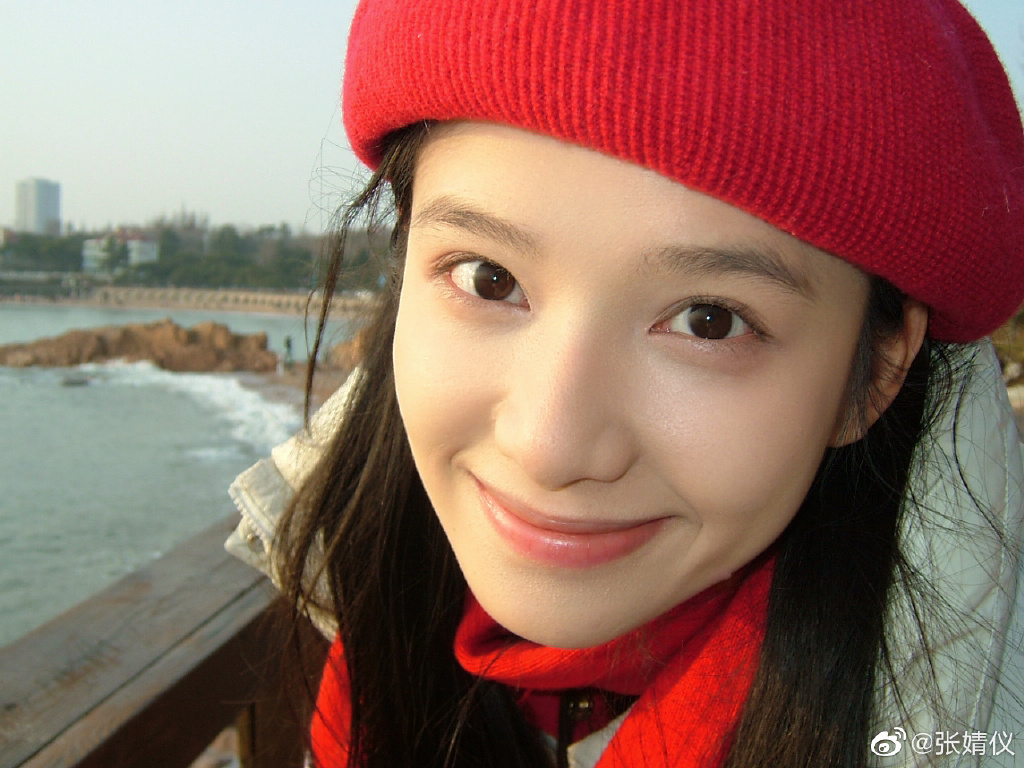 张婧仪头戴小红帽无惧怼脸拍 怀抱小狗合影童心满满