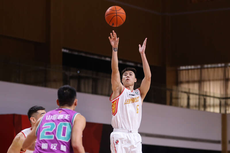 青评cba:深圳大换血后持续进步