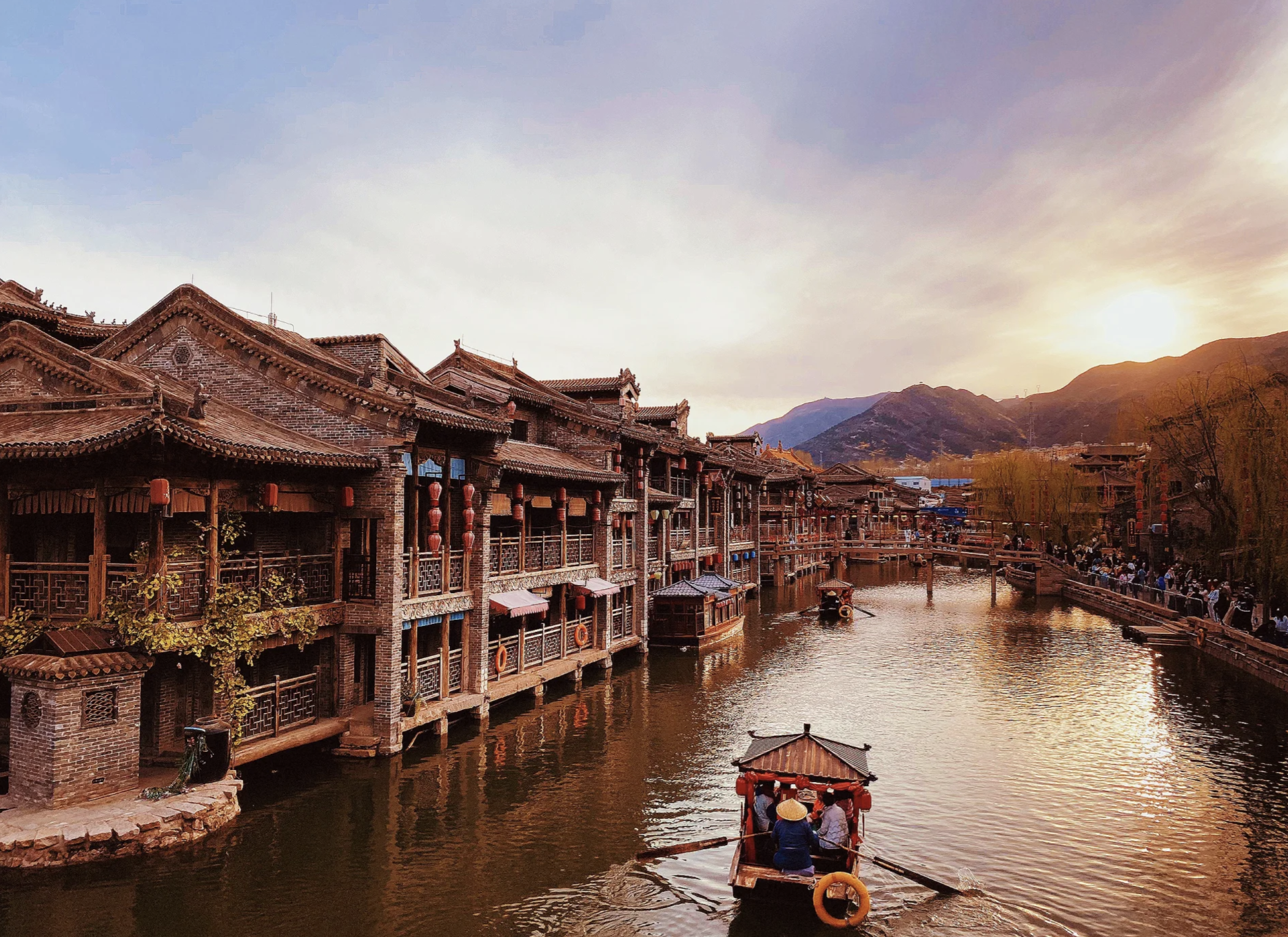 龙泉古镇是一个位于河北省石家庄市鹿泉区的旅游景区,有着丰富的历史