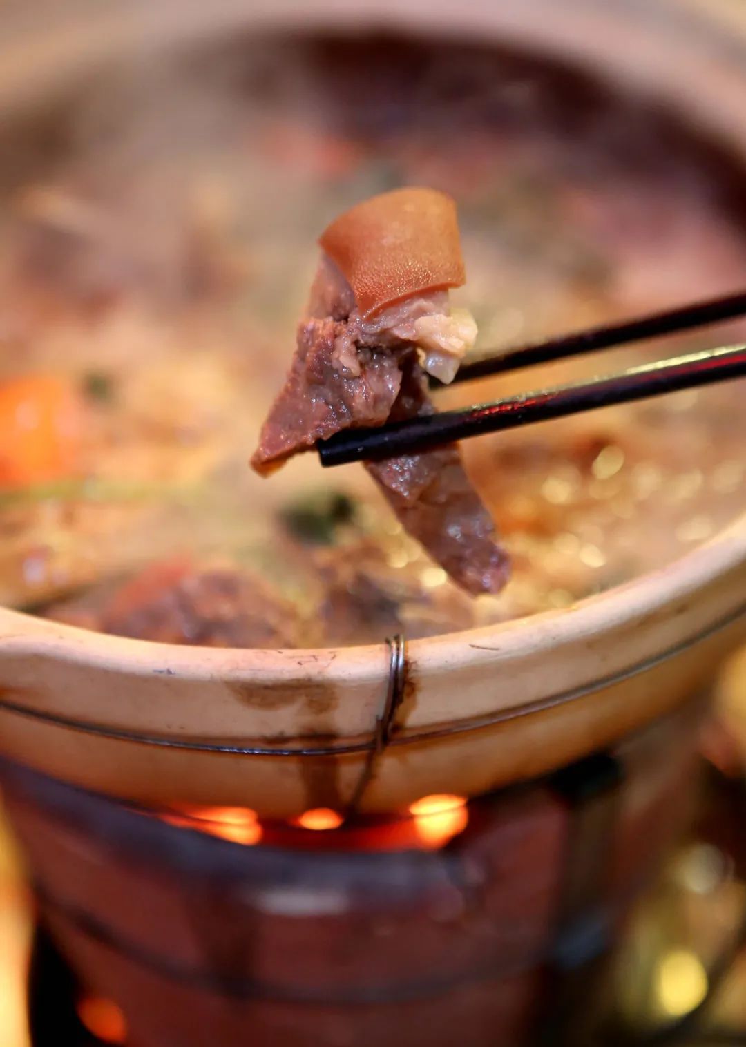 炭炉羊肉滚一滚,谁还能够站得稳