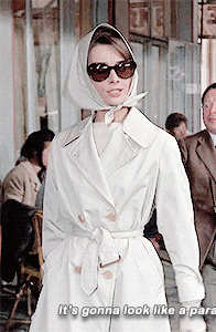 也小小地致敬了一下奥黛丽·赫本在《蒂凡尼的早餐》中的形象,头巾