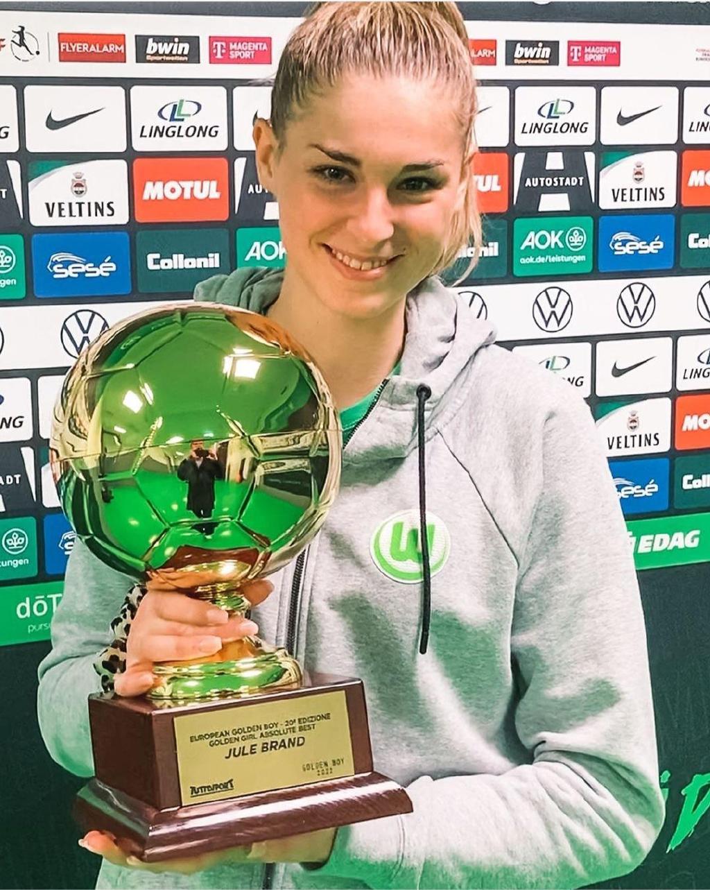 女足颜霸!20岁德国边锋布兰德,金发高马尾&360°无死角