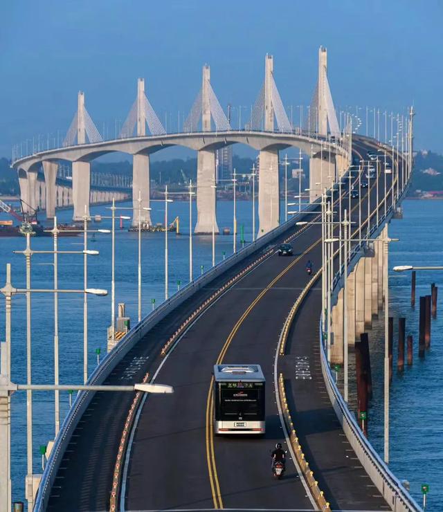 金门县有金门大桥,从厦门看可近了,小金门岛上三座山丘三足鼎立