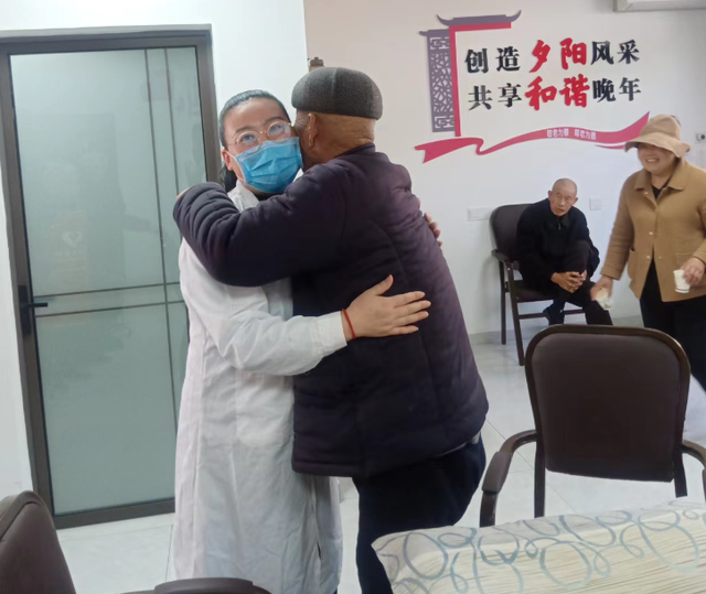 五一劳动节,最美志愿者刘珂颖公益义诊为老人