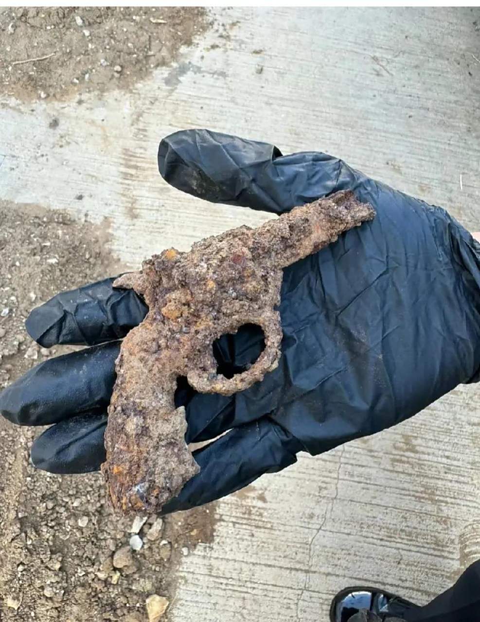 接到报案,有人找到枪支.  全部生锈,锈到完全无法辨别真假.