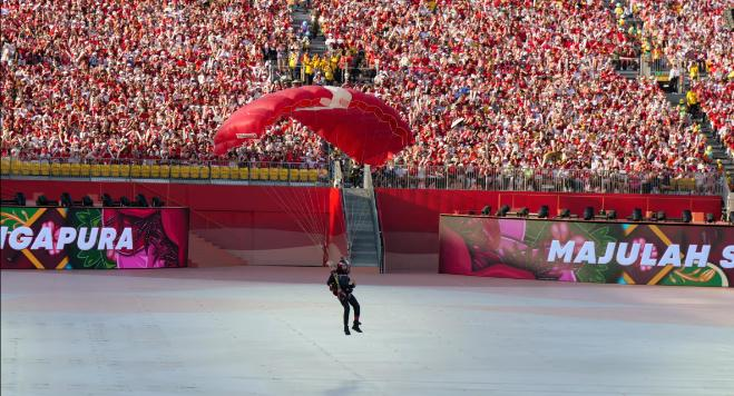 新加坡举行国庆庆典,城市打工人观演新姿势
