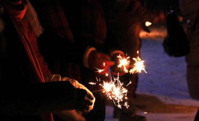 山西消防提醒:"仙女棒"其实是冷烟花,很容易引发火灾事故,甚至带来