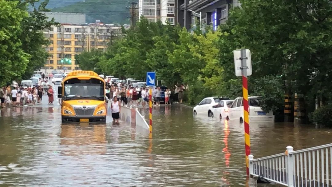 商洛市区今天下午突降暴雨,记者带你直击现场!直播视频来了