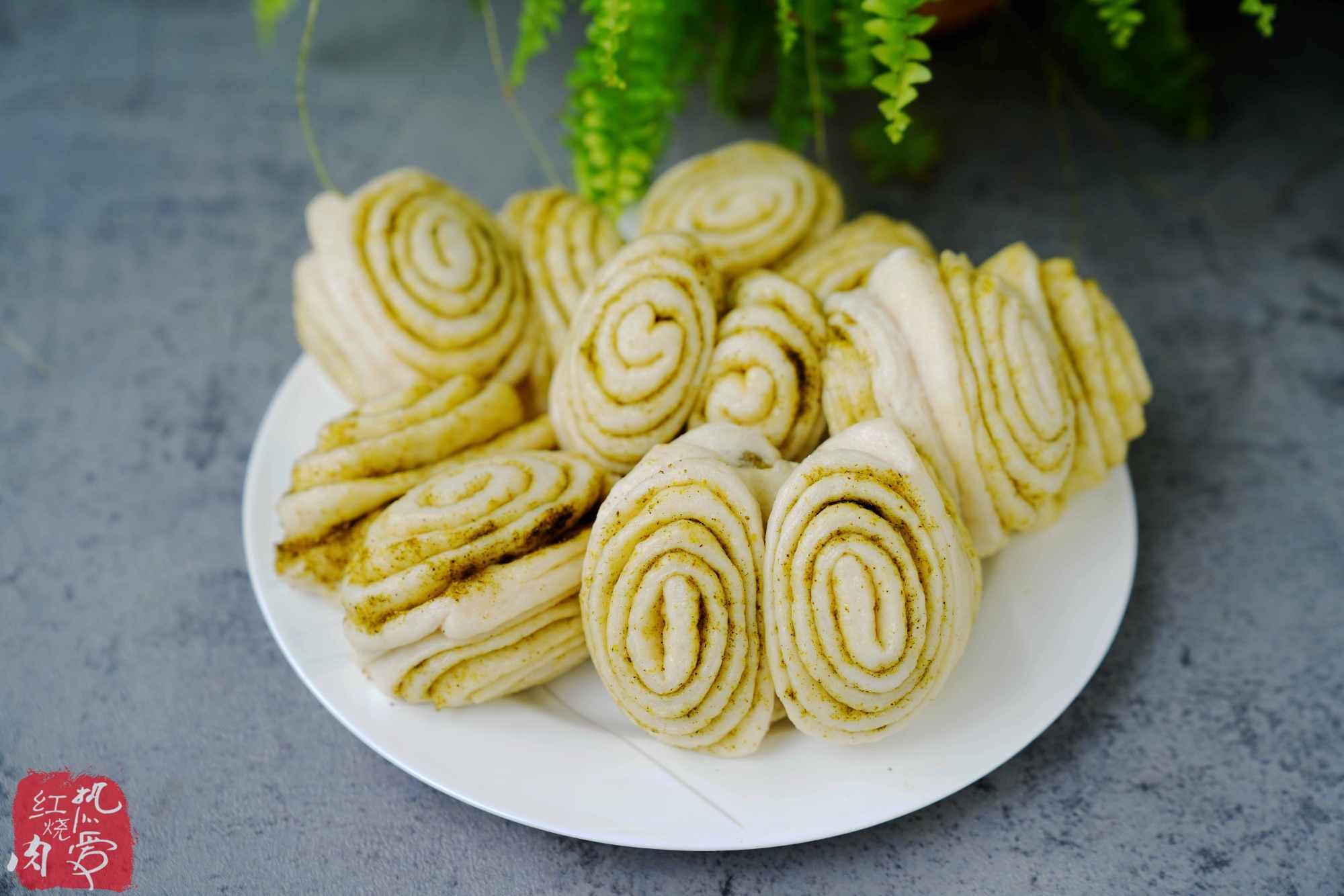 其实一点也不苦,用它做的花卷颜色好看还有香味