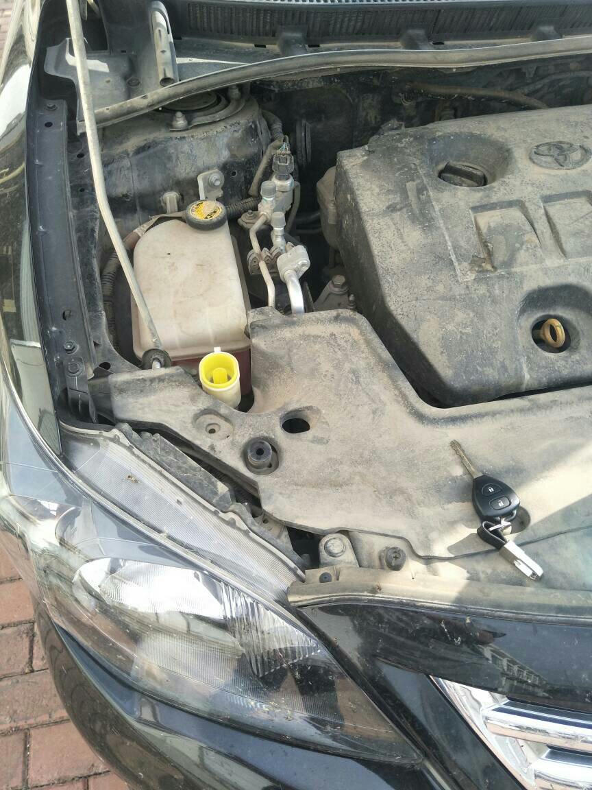 丰田凯美瑞玻璃水怎么加,凯美瑞玻璃水加注位置及容量