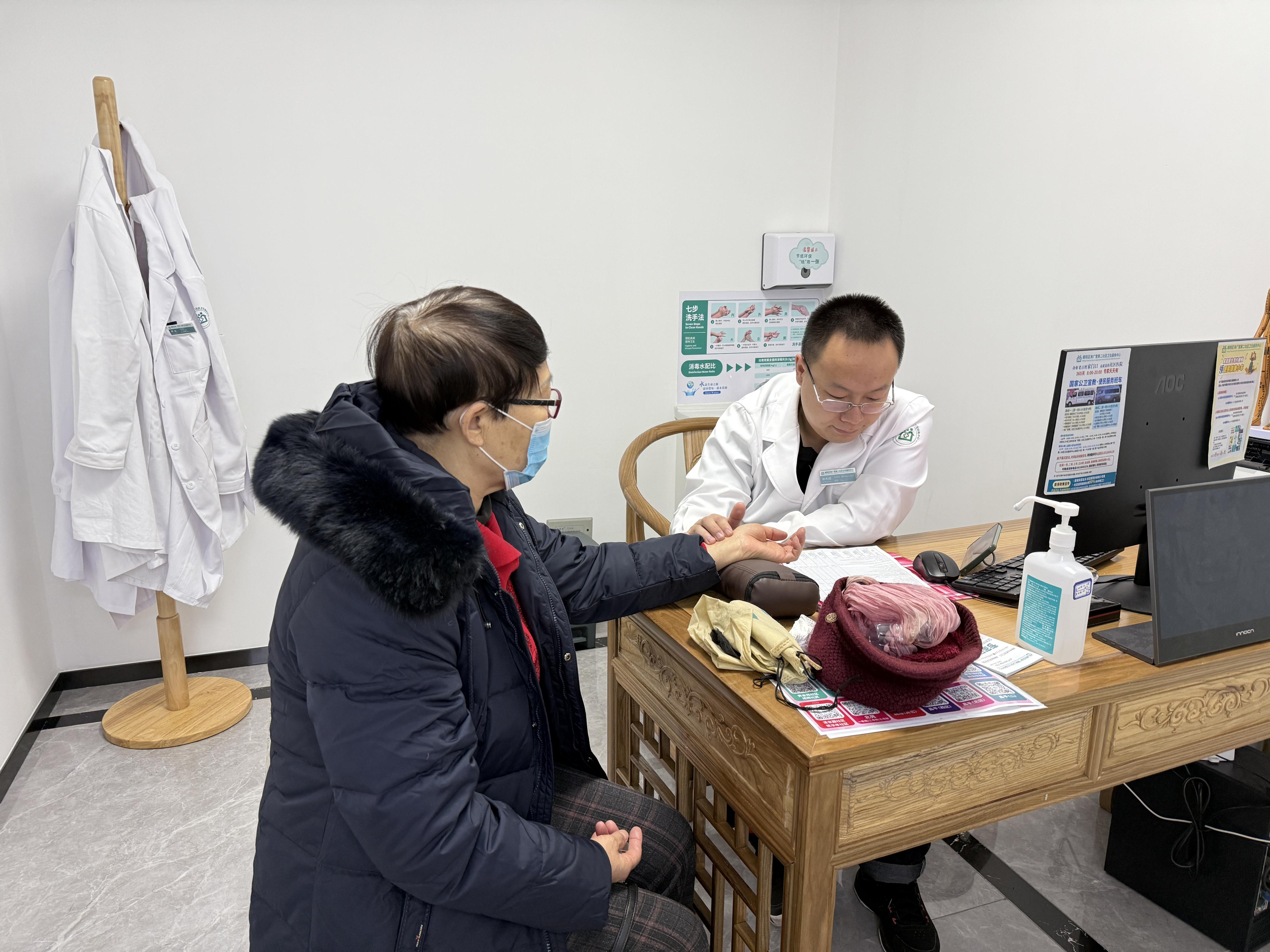 包含协和医院预约挂号陪诊一体老人体检全程引导，安稳完成检查的词条